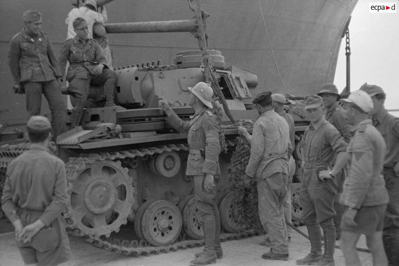 Pz.Kpfw. III Ausf.J (Fgst.Nr.68118) DAK Pz.Abt.190 {178}{a} unloading of a Pz.Kpfw.III Ausf.J tank in the port of Tripoli 1942.11.12.jpg